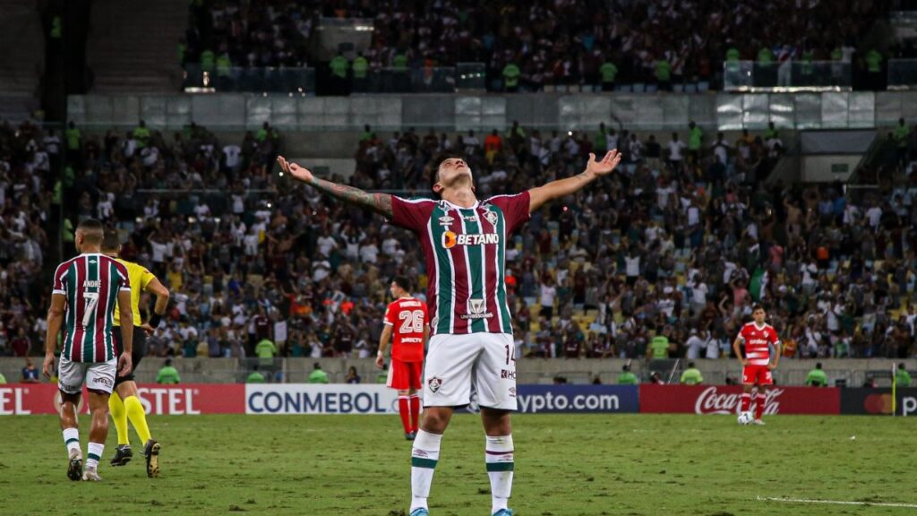 Goleada do Fluminense: Atacante Germán Cano, do Fluminense, abre os braços para o céu em comemoração de gol contra o River Plate no Maracanã