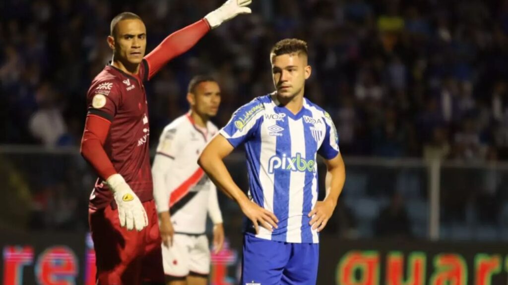 Lance de jogo Atlético-GO x Avaí no Brasileirão 2022