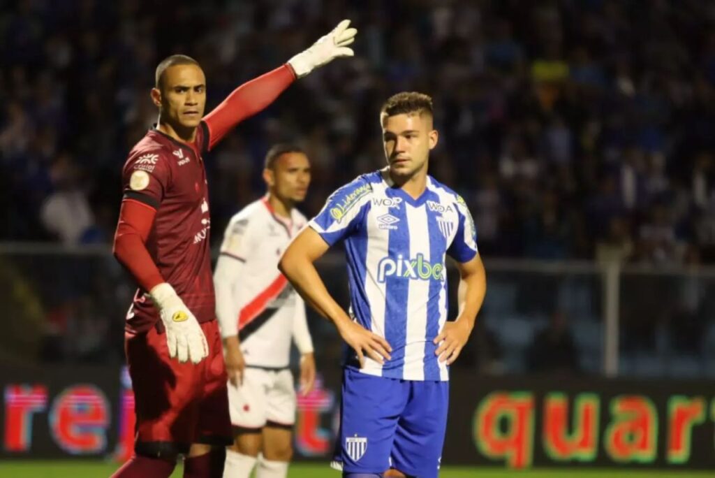 Lance de jogo Atlético-GO x Avaí no Brasileirão 2022