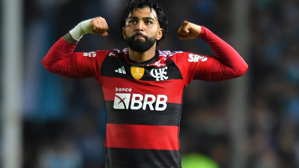 Artilheiro brasileiro na Libertadores: Gabigol, do Flamengo, comemora gol marcado pelo Flamengo com sua comemoração registrada, levantanto os braços e os fechando, mostrando os bíceps