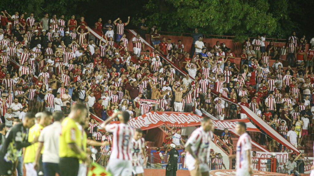 Náutico x Floresta: Veja retrospecto, transmissão e escalações para o jogo da Série C - Torcida do Náutico, no estádio dos Aflitos, comemora gol marcado pelo Timbu