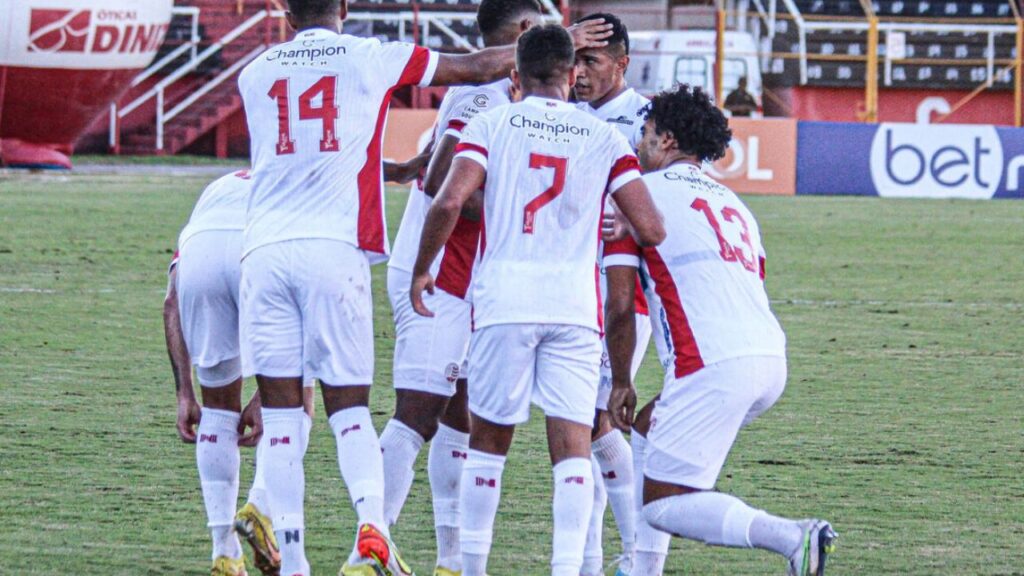 Náutico x Volta Redonda: Jogadores do Náutico comemoram gol contra o Pouso Alegre na Série C 2023