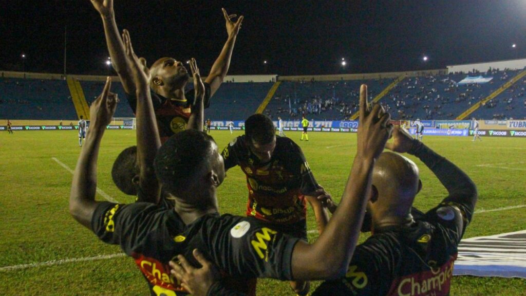 Sport x Avaí: Jogadores do Sport comemoram gol contra o Londrina