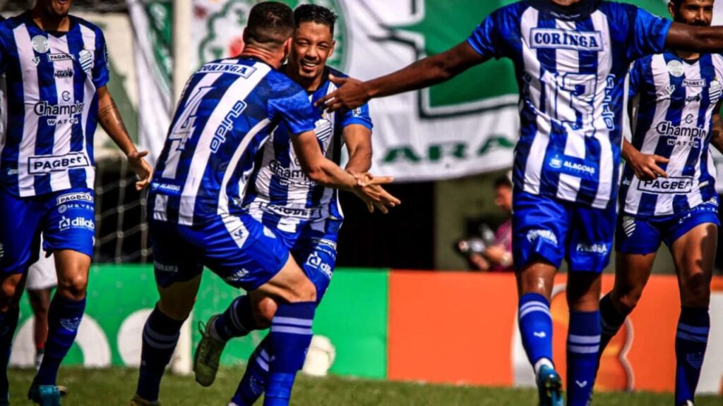 Jogadores do CSA comemoram gol contra a Tuna Luso na Copa do Brasil