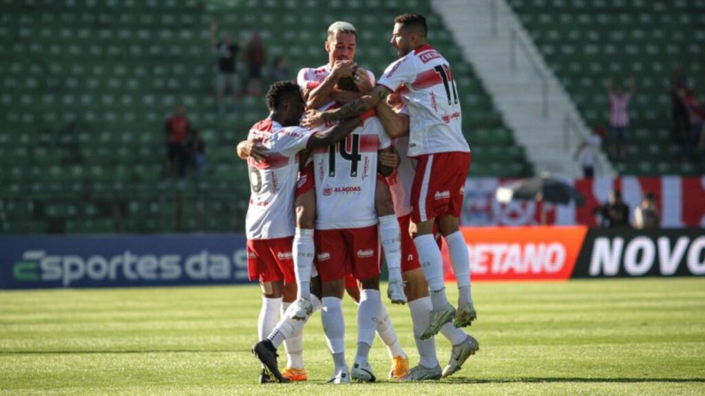 CRB x Mirassol: Jogadores do CRB comemoram gol contra o Guarani