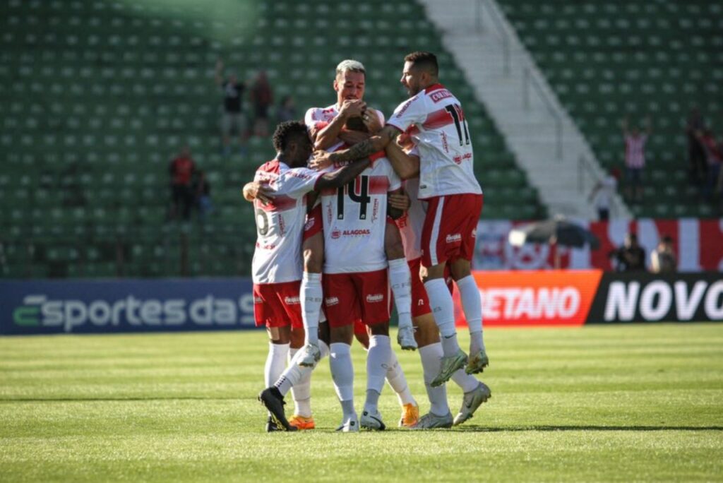 CRB x Mirassol: Jogadores do CRB comemoram gol contra o Guarani