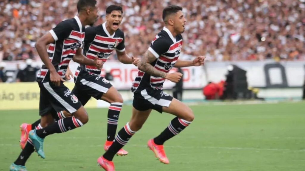 Santa Cruz x Sousa: Jogadores do Santa Cruz comemoram gol na Série D 2023