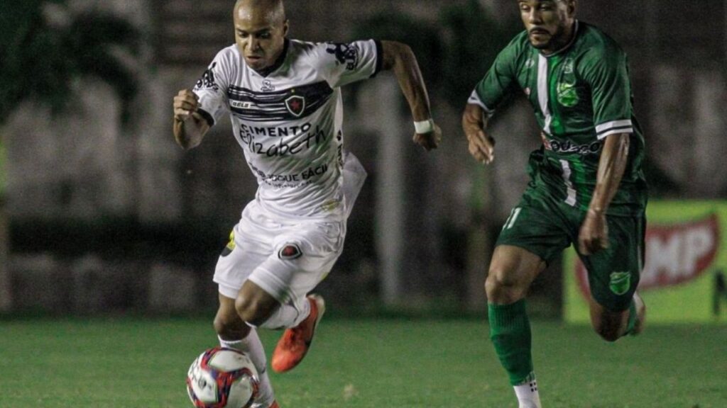 Lance do jogo Botafogo-PB x Floresta na Série C 2021