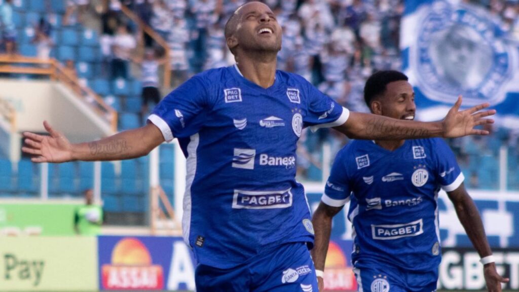 Jogador do Confiança comemora gol na Série C 2022