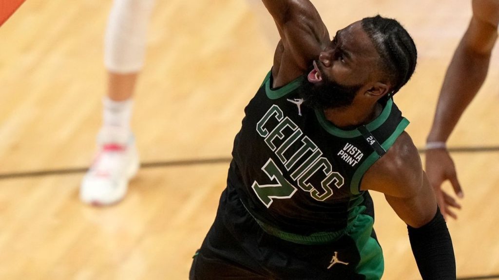 Jaylen Brown em lance de jogo entre Boston Celtics e Charlotte Hornets na NBA 2021