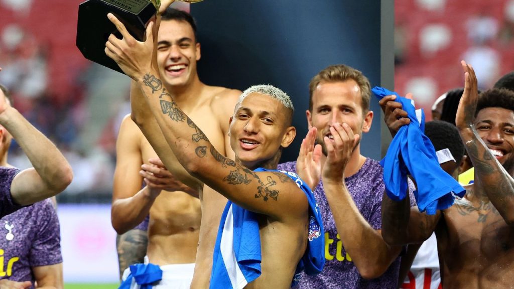 Richarlison, do Tottehnam, com taça da Tiger Cup