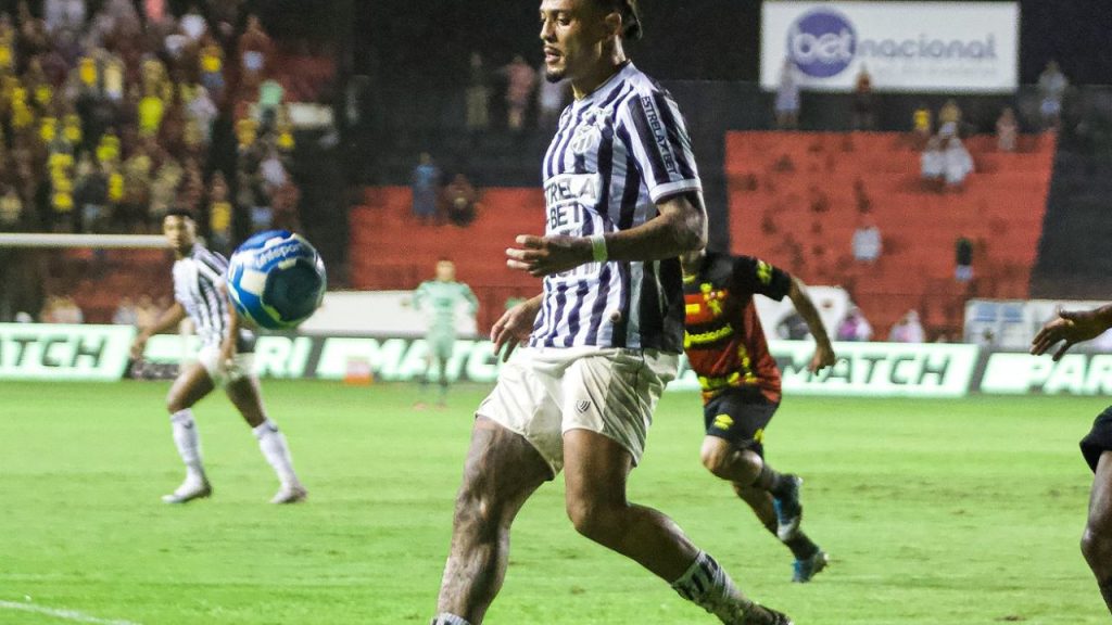 Ceará x Botafogo-SP: Lateral Igor Formiga, do Ceará, em jogo contra o Sport