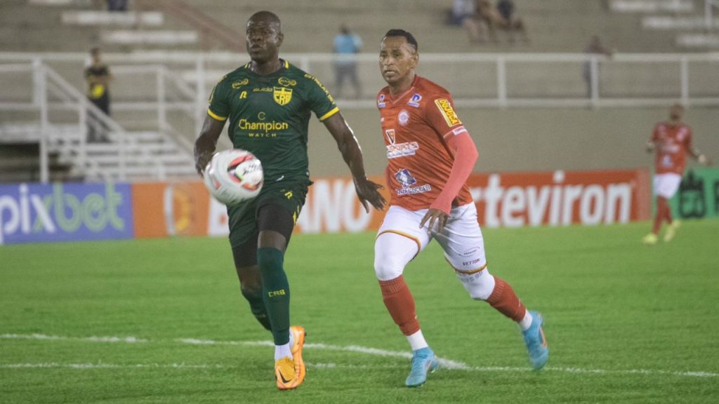 Lance do jogo Tombense x CRB na Série B 2022