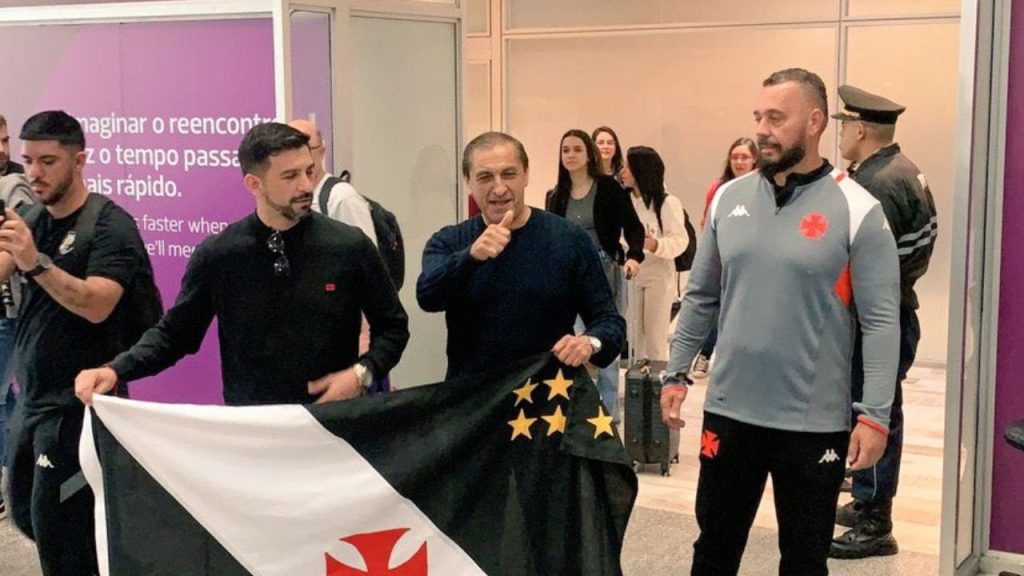 Treinador Ramón Díaz chega ao Rio de Janeiro com bandeira do Vasco da Gama