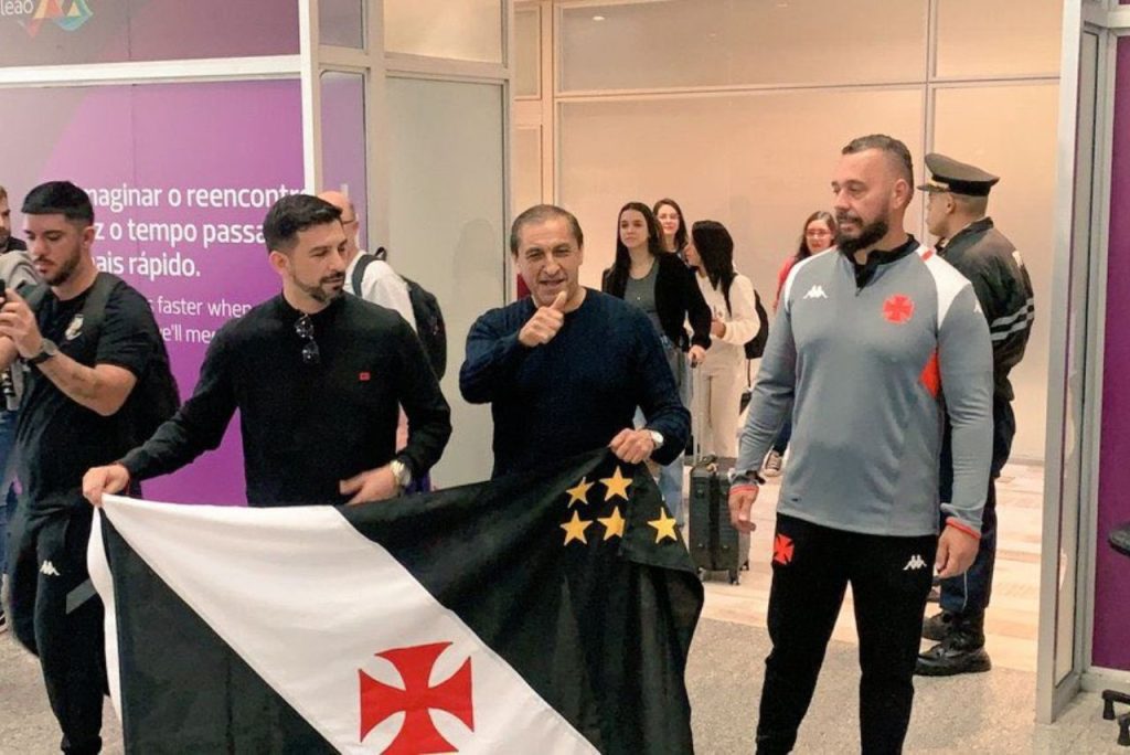 Treinador Ramón Díaz chega ao Rio de Janeiro com bandeira do Vasco da Gama