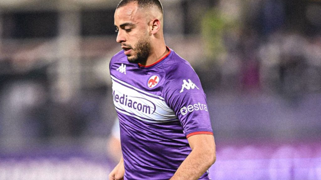 Atacante Arthur Cabral em lance do jogo da Fiorentina