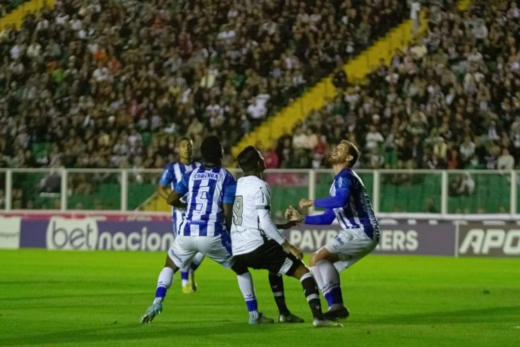 Lance do jogo Figueirense x CSA na Série C 2023