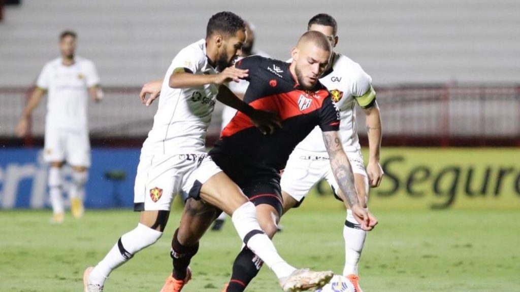 Lance do jogo Atlético-GO x Sport na Série A 2021