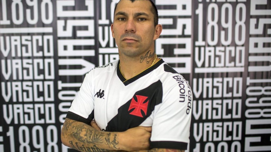 Medel se apresenta: Zagueiro Gary Medel com camisa do Vasco da Gama
