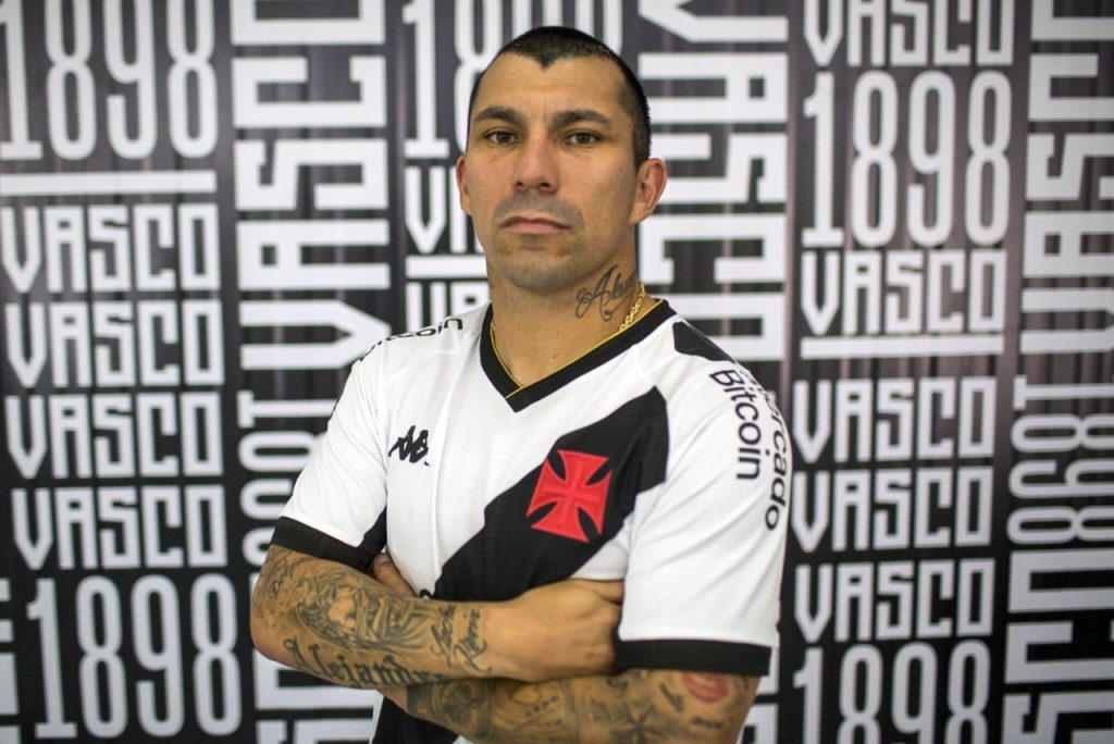 Medel se apresenta: Zagueiro Gary Medel com camisa do Vasco da Gama