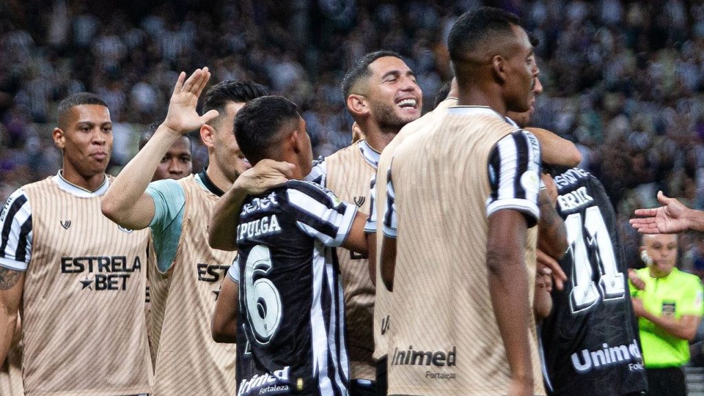 Jogadores do Ceará comemoram gol em jogo contra o Botafogo-SP na Série B 2023