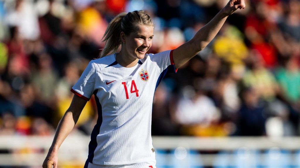Atacante Ada Hegerberg em jogo da Seleção da Noruega