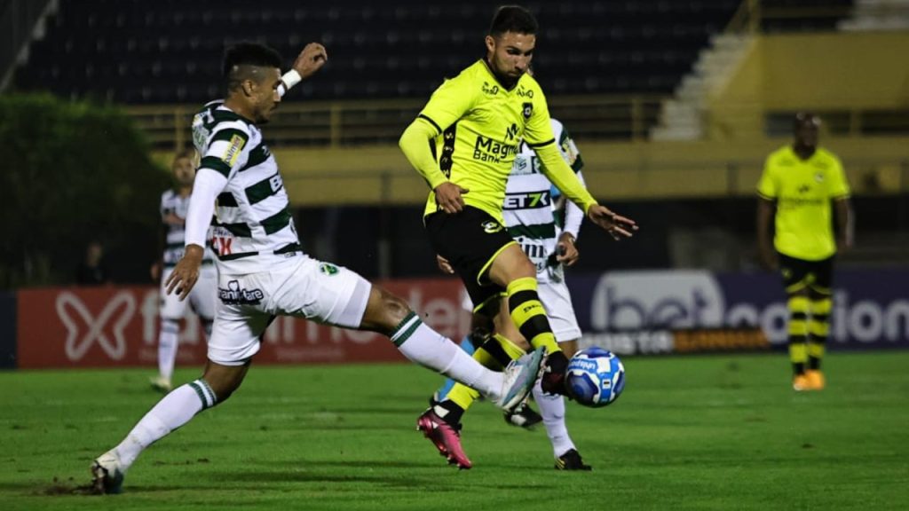 Lance do jogo São Bernardo x Altos na Série C 2023