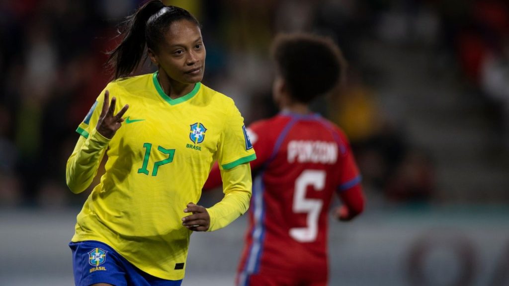 Meia Ary Borges comemora 3º gol pela Seleção Brasileira sobre o Panamá na estreia da Copa do Mundo Feminina