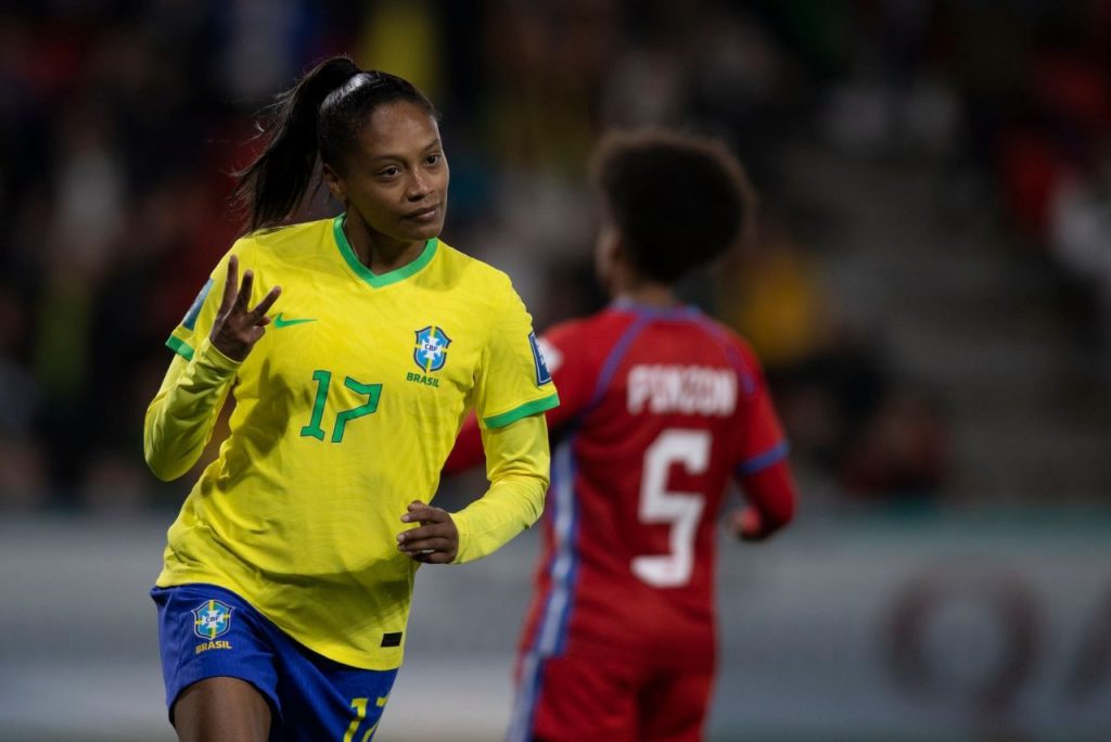 Meia Ary Borges comemora 3º gol pela Seleção Brasileira sobre o Panamá na estreia da Copa do Mundo Feminina