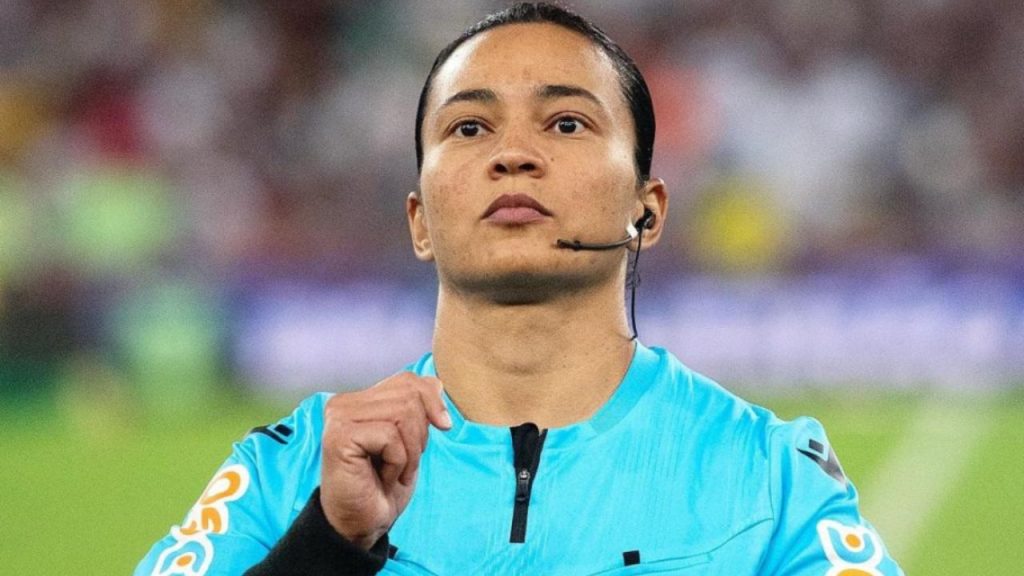 Árbitra Edina Alves, convocada para a Copa do Mundo Feminina