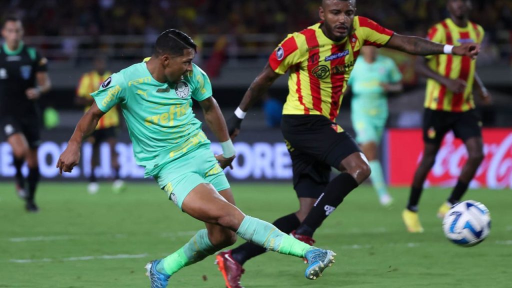 Rony finaliza pelo Palmeiras contra o Pereira na Libertadores 2023