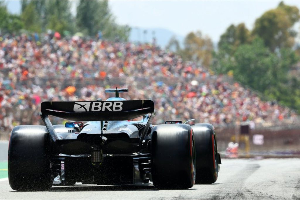 Carro da Alpine no GP da Bélgica com grafismo do Banco BRB