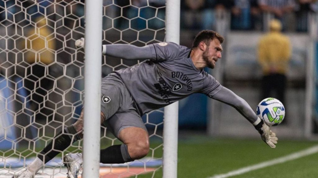 Goleiro Lucas Perri, do Botafogo, defendendo pênalti