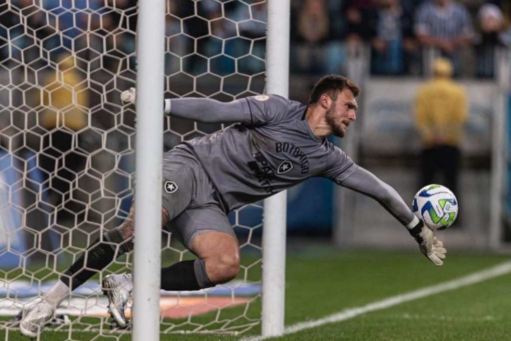 Goleiro Lucas Perri, do Botafogo, defendendo pênalti