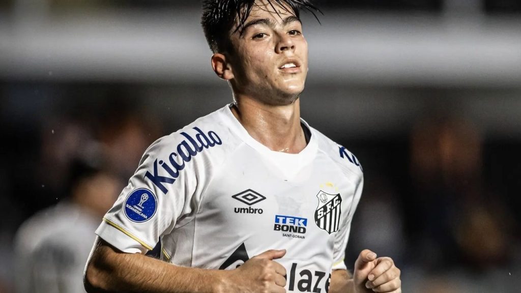 Atacante Daniel Ruiz em lance de jogo do Santos em 2023