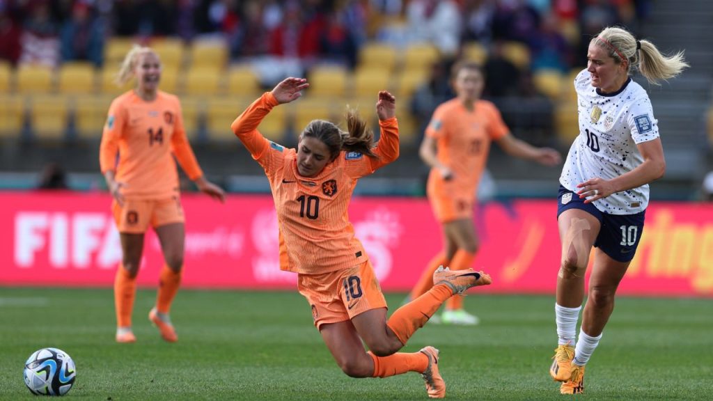 Horan, dos Estados Unidos, e Van de Donk, dos Países Baixos, em jogo da Copa do Mundo Feminina 2023