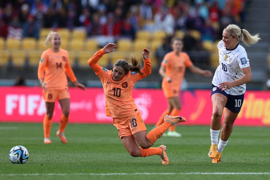 Horan, dos Estados Unidos, e Van de Donk, dos Países Baixos, em jogo da Copa do Mundo Feminina 2023