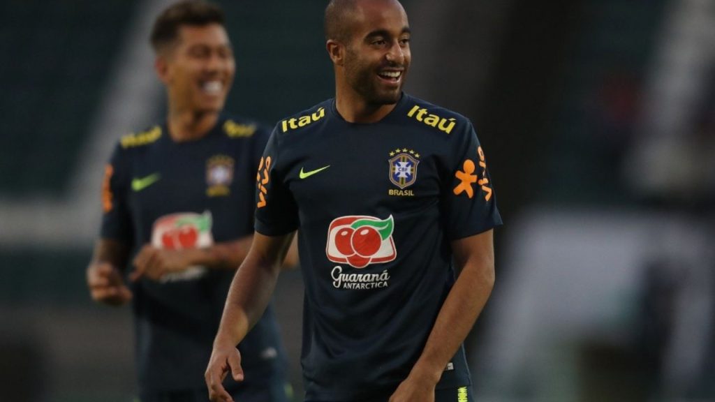 Lucas Moura em treino da Seleção Brasileira com Roberto Firmino ao fundo