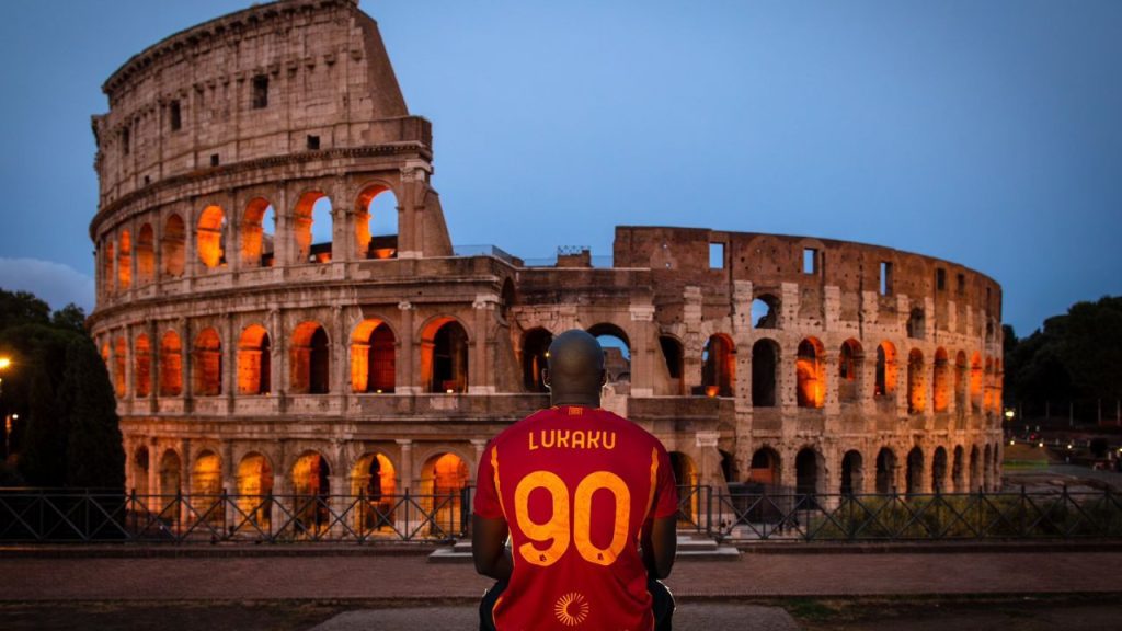 Atacante Romelu Lukaku posa em frente ao Coliseu, com a camisa da Roma