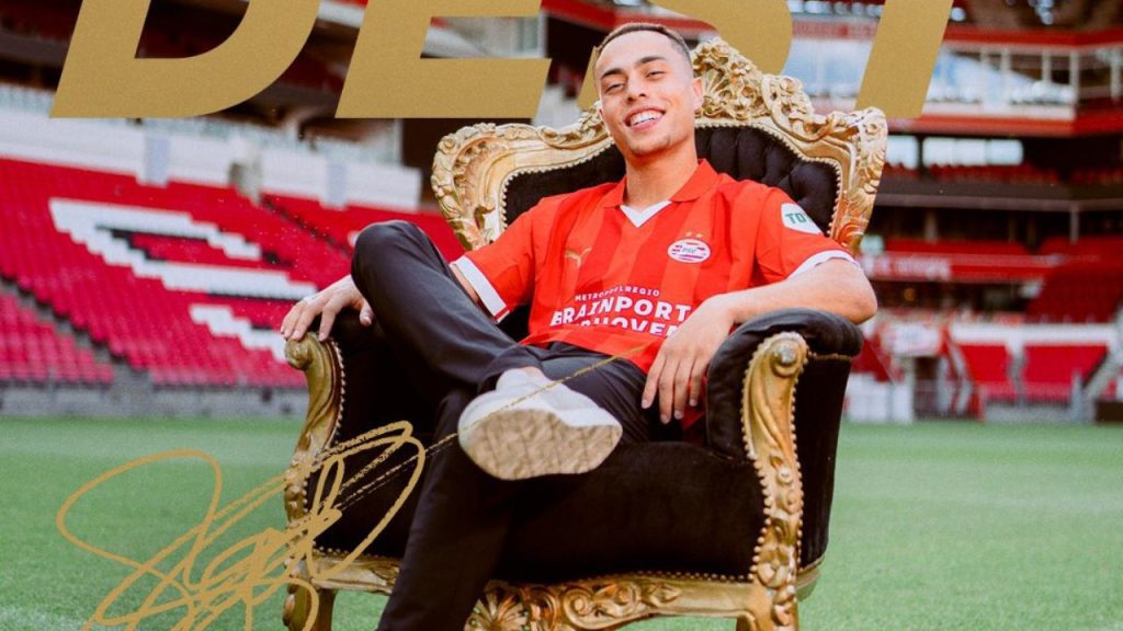 Lateral direito Sergiño Dest em arte de apresentação do PSV