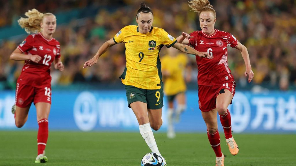 Caitlin Foord marca gol para a Austrália contra a Dinamarca na Copa do Mundo Feminina