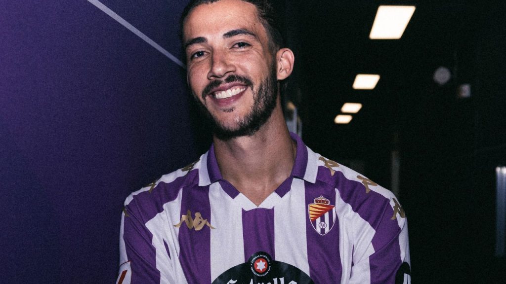 Zagueiro Gustavo Henrique posa com camisa do Real Valladolid