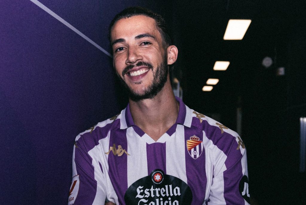 Zagueiro Gustavo Henrique posa com camisa do Real Valladolid