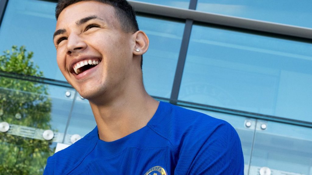 Deivid Washington posa com camisa do Chelsea