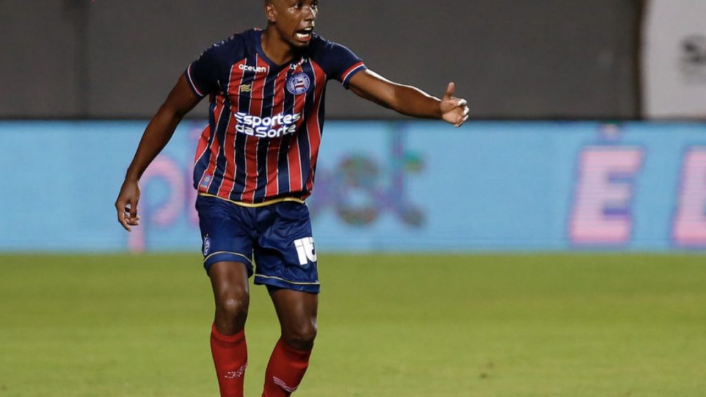 Zagueiro Kanu em jogo do Bahia