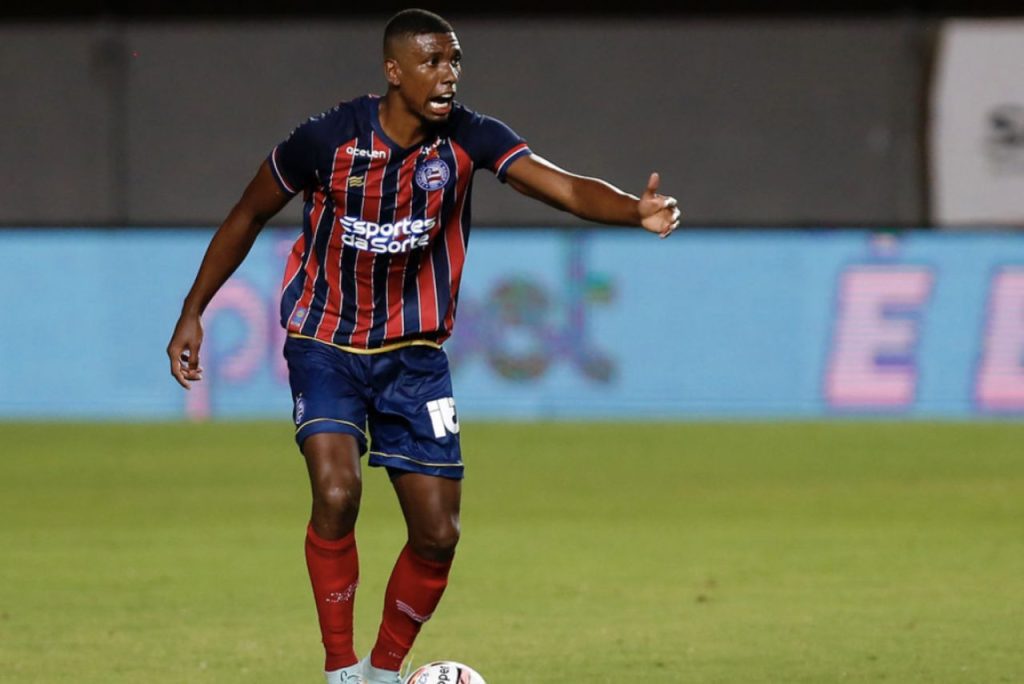 Zagueiro Kanu em jogo do Bahia