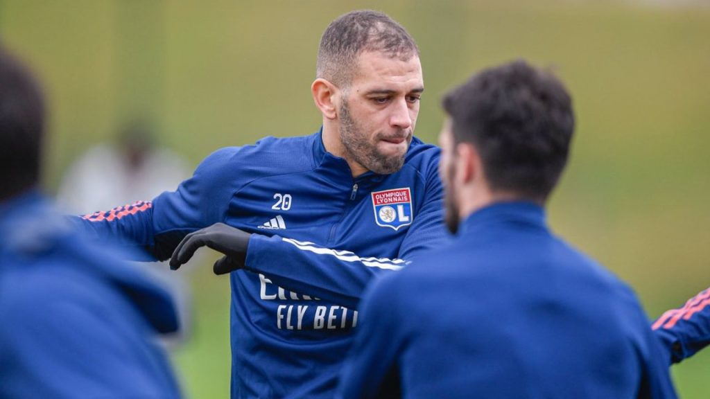 Atacante Islam Slimani em treino do Lyon