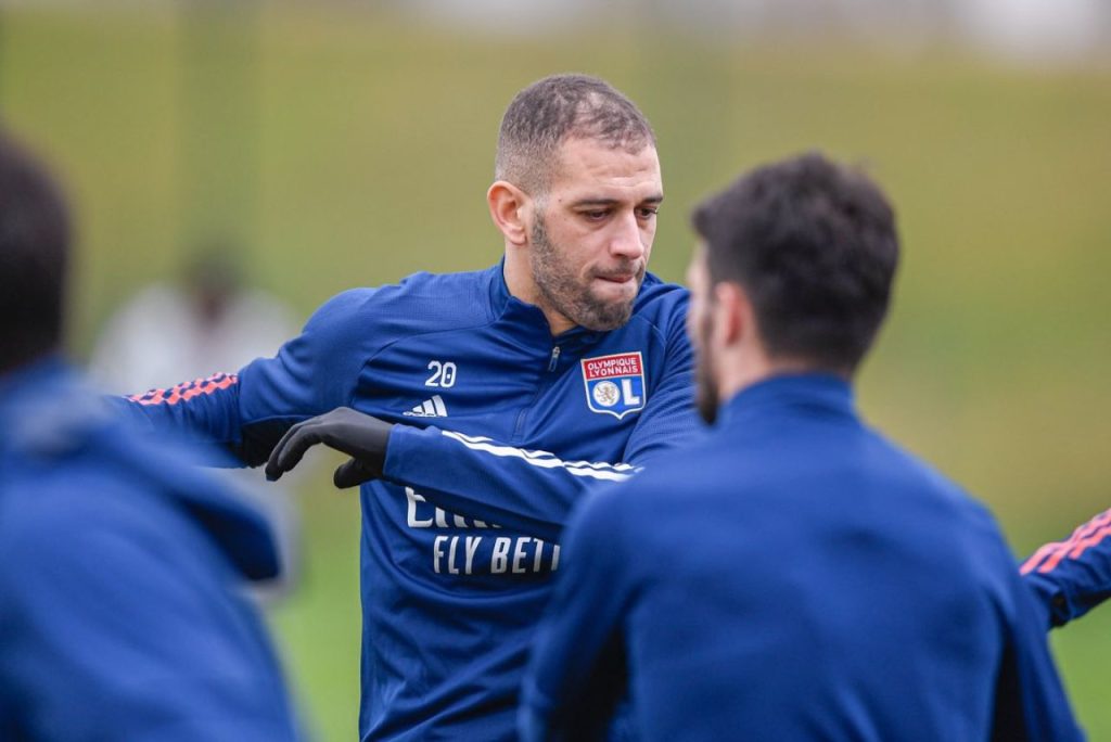 Atacante Islam Slimani em treino do Lyon