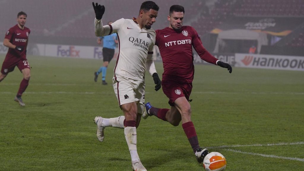 Lateral-direito Bruno Peres em jogo entre Roma e CFR Cluj