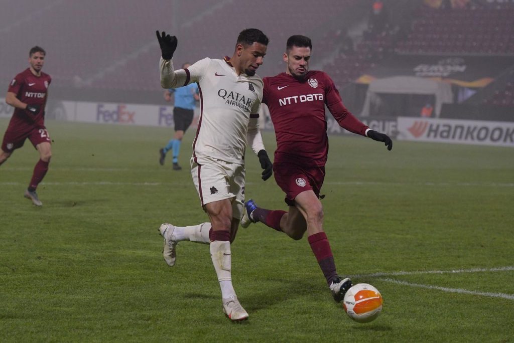 Lateral-direito Bruno Peres em jogo entre Roma e CFR Cluj